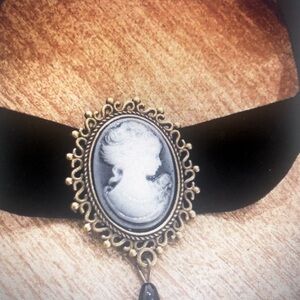 Black velvet choke, vintage style